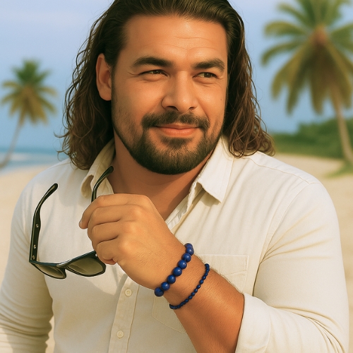 Mann am Strand trägt Lapislazuli Edelstein Armbänder