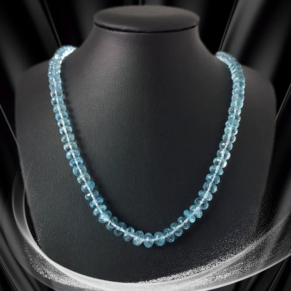 Aquamarin Halskette auf einer schwarzen Büste zeigt typischen handgefertigten Edelsteinschmuck von La`Kaja Jewellery