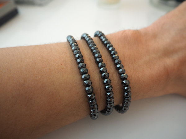 Herrenhand mit drei facettierten Hämatit Armbändern von La`Kaja Jewellery